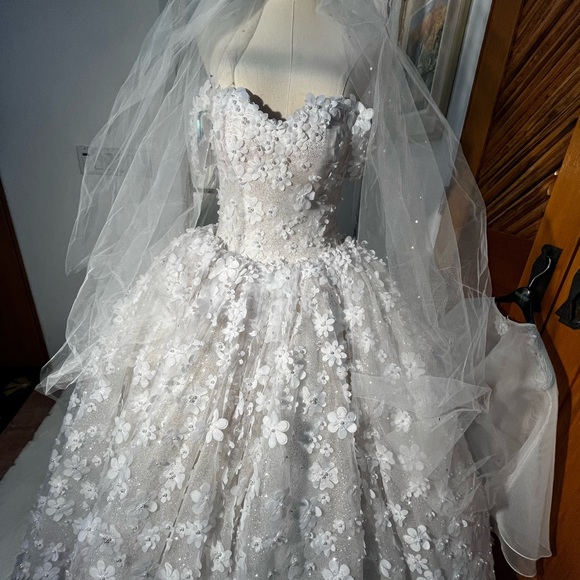 Gorgeous custom bridal gown. See details in photos. - Picture 4 of 10
